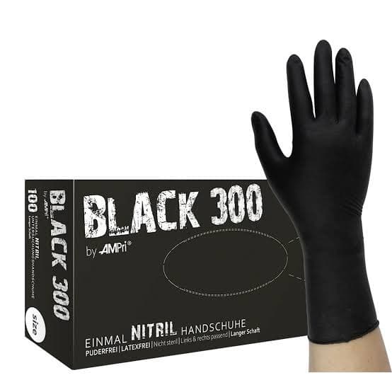 Guante de nitrilo negro Black 300 puesto: el puño largo de 300 mm cubre el antebrazo, junto a la caja de 100 unidades